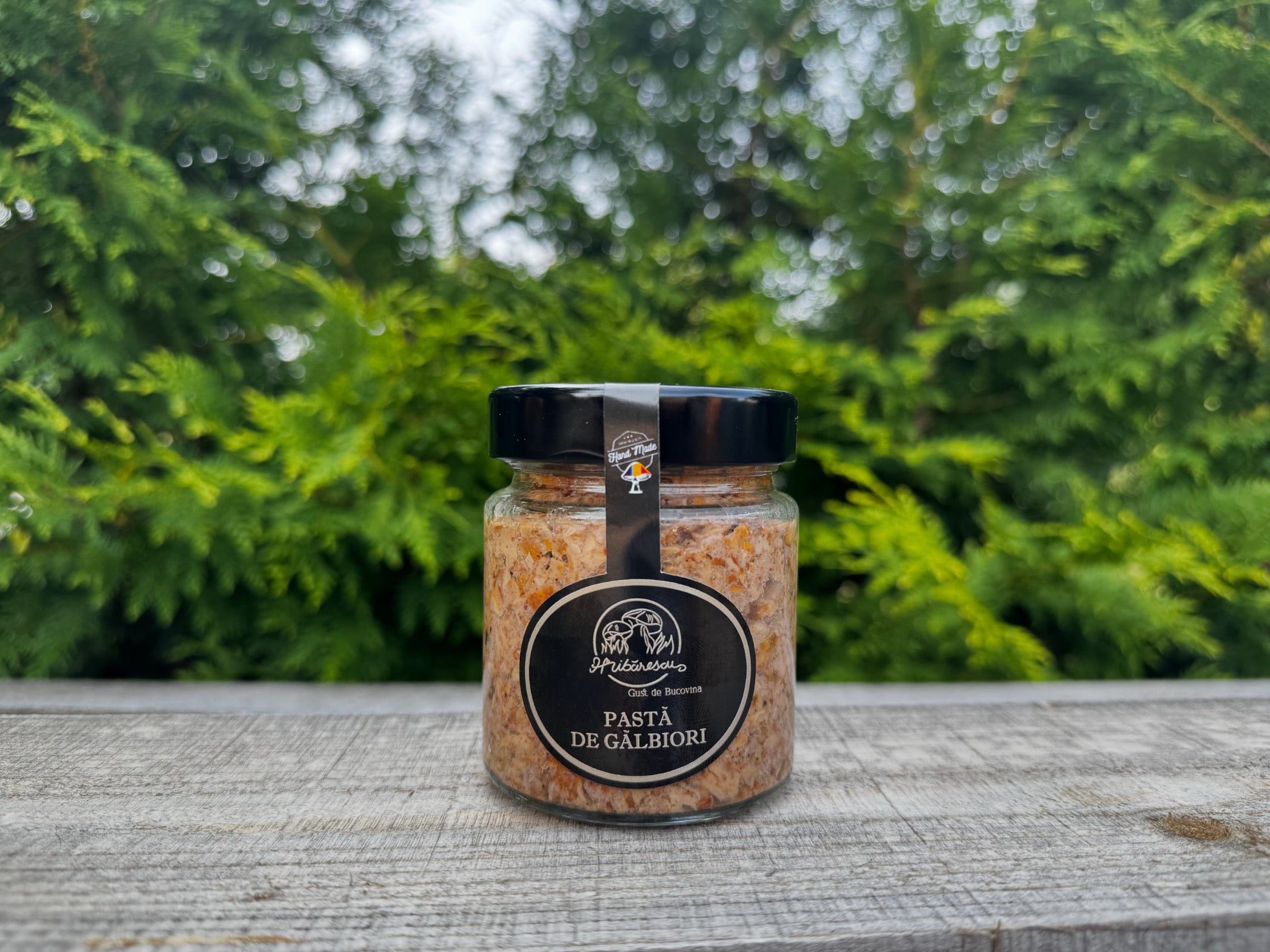 Pastă de gălbiori ușor picantă